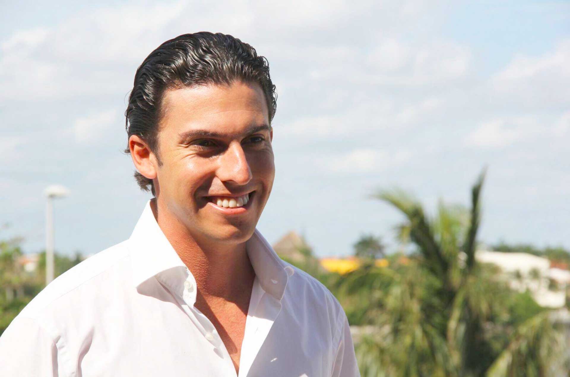 Retrato ejecutivo de Remberto Estrada Barba